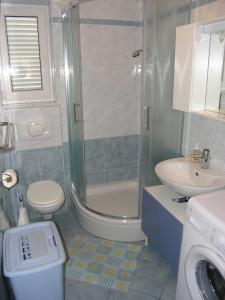 Kúpeľňa v ubytovaní Apartments Biljana for relaxing holidays in Baska