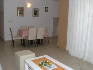 Posedenie v ubytovaní Apartments Biljana for relaxing holidays in Baska
