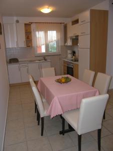 Kuchyňa alebo kuchynka v ubytovaní Apartments Biljana for relaxing holidays in Baska + 5 fotografií