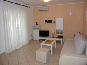 Televízia a/alebo spoločenská miestnosť v ubytovaní Apartments Biljana for relaxing holidays in Baska