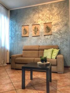sala de estar con sofá y mesa de centro en Cortile del Forno nel centro storico en Arona