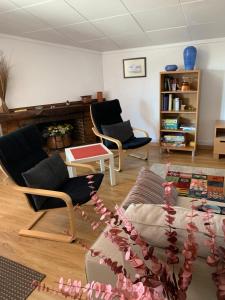 a living room with two chairs and a couch at Can Municoy in Castelló d'Empúries