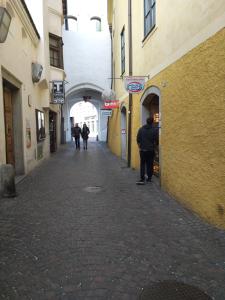 een straat met mensen die door een steegje lopen bij Soliman in Bressanone