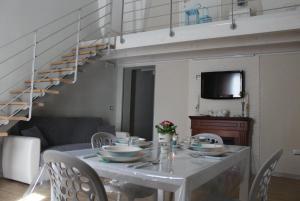 a dining room with a table with chairs and a staircase at Casa Vacanze: Le Tre Stelle in Nardò