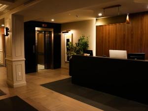 an office lobby with a reception desk and a sidx sidx sidx at Hotel 32 32 in New York