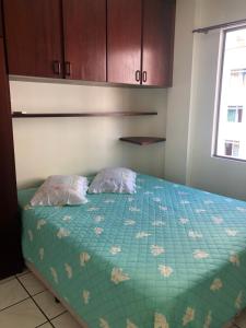 1 dormitorio con 1 cama con 2 almohadas en Apartamento Quadra Mar Itapema, en Itapema