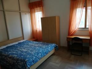 Katil atau katil-katil dalam bilik di confortevole appartamento in centro con terrazza vista mare