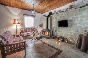 TV a/nebo společenská místnost v ubytování Lofou Traditional House