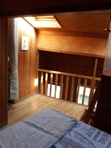 Saint-Couat-dʼAudeにあるETAPE DE ST COUATのベッド付きのウッドフロアの客室です。