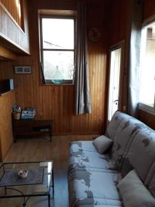 Saint-Couat-dʼAudeにあるETAPE DE ST COUATのソファと窓のあるリビングルーム +8枚の写真