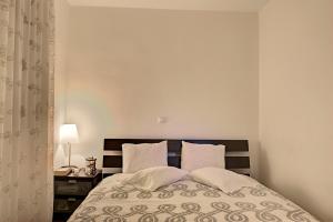 un dormitorio con una cama con dos almohadas en Karni Glyfada Kerkyra, en Corfú