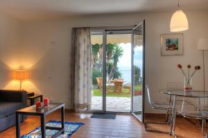 sala de estar con puerta de cristal que da a un patio en Karni Glyfada Kerkyra, en Corfú