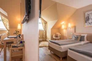 Postel nebo postele na pokoji v ubytování Ammersee-Hotel