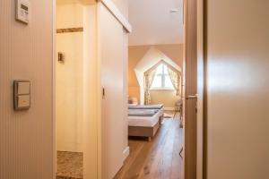 Postel nebo postele na pokoji v ubytování Ammersee-Hotel