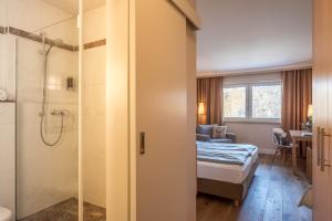 Postel nebo postele na pokoji v ubytování Ammersee-Hotel