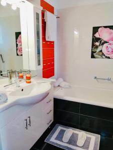 ein weißes Badezimmer mit einem Waschbecken und einem Spiegel in der Unterkunft House of Light in Sitia