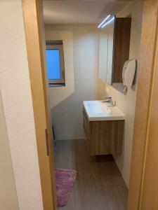 フューゲンにあるFerienwohnung Mauracher Kirer Hausのバスルーム(洗面台、鏡付)