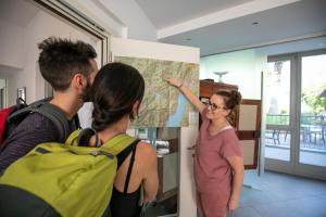 um homem e uma mulher a olhar para um mapa em Da Elda Natural Retreat em Ledro