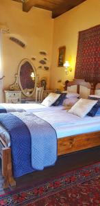 1 dormitorio con 1 cama grande en una habitación en Casa Bertha en Sighişoara