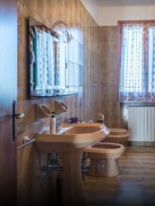 łazienka z umywalką i toaletą w obiekcie B&B Il Roseto w mieście Spilamberto