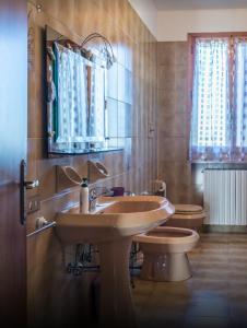 a bathroom with a sink and a toilet at B&B Il Roseto in Spilamberto