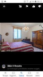 sypialnia z dużym łóżkiem i żyrandolem w obiekcie B&B Il Roseto w mieście Spilamberto