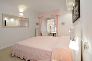 Llit o llits en una habitació de Ludovisi Barberini Grand Apartment