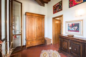 Zimmer mit einem Holzschrank und einem Spiegel in der Unterkunft Independent loft on Florence's hills in Fiesole