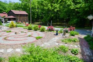 a garden with a snake in the middle of a yard at Green Tree Inn in Elsah