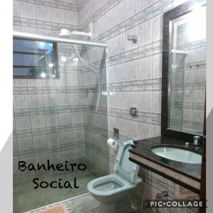 Aluguel para Temporada في ساو روكي دي ميناس: حمام مع مرحاض ومغسلة