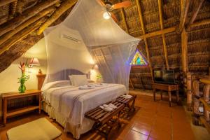 Tempat tidur dalam kamar di The Lodge At Uxmal