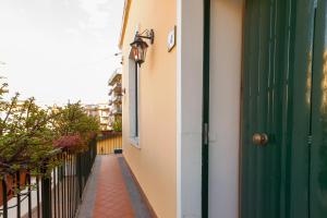 un pasillo con una puerta verde y una acera en Casale Catania, en Catania