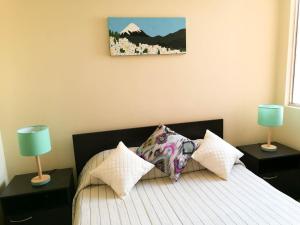 En eller flere senger på et rom på Aparta hotel TOCANCIPA con Parqueadero y Wifi