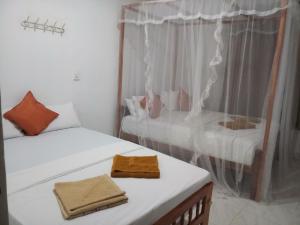 Dos camas en una habitación con dos toallas. en Khongaha Villa Holiday Home, en Mirissa