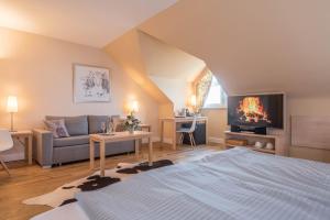 TV a/nebo společenská místnost v ubytování Ammersee-Hotel