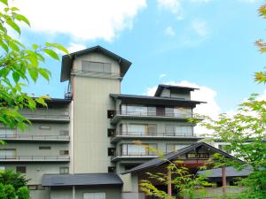 un alto condominio con tetto di Kurobe View Hotel a Ōmachi