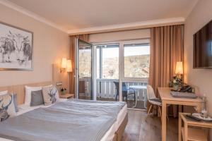 Postel nebo postele na pokoji v ubytování Ammersee-Hotel