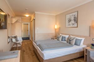 Postel nebo postele na pokoji v ubytování Ammersee-Hotel