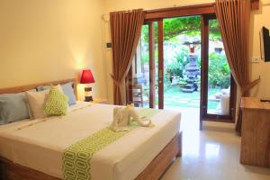 Postel nebo postele na pokoji v ubytování CR Tris Rooms Seminyak