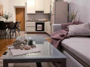ein Wohnzimmer mit einer Couch und einem Tisch in der Unterkunft Apartman Oleander in Split