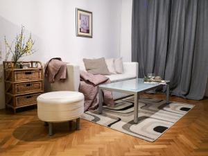 Ein Sitzbereich in der Unterkunft Apartman Oleander
