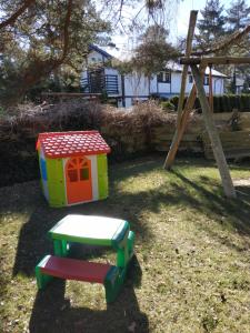 Herní místnost nebo prostor pro děti v ubytování Domek Poddąbie