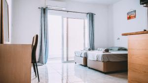 una camera con un letto e una grande finestra di Thomas Apartments a Ayia Napa