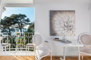 einen weißen Tisch und Stühle in einem Zimmer mit Fenster in der Unterkunft Apartment Hannah in Novigrad Istria