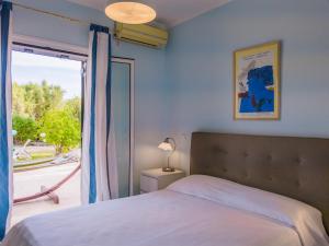 A bed or beds in a room at Kounopetra Beach Luxury Villas