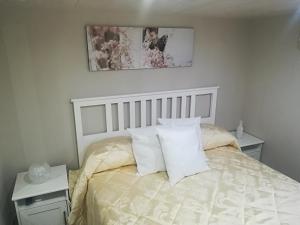 エルコラーノにあるLa Mariposa de La Reinaのベッドルーム1室(白いシーツと枕のベッド1台付)