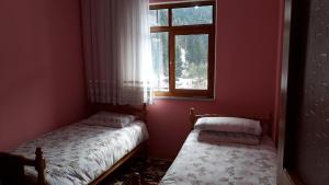 Кровать или кровати в номере Yesilyayla Eko Turizm