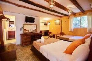 una camera d'albergo con due letti e uno specchio di Golden Paradise Town a Isola Holbox