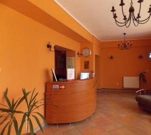 ein Wartezimmer mit einer Kasse in der Unterkunft Hotel Amadeo in Iaşi