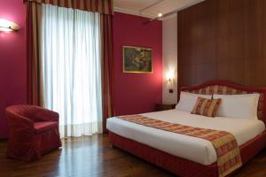 Tempat tidur dalam kamar di Hotel Royal Torino Centro Congressi